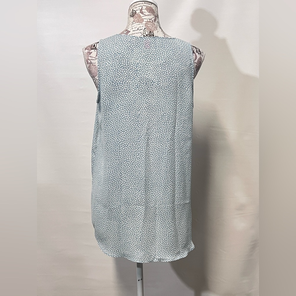🛍️ VINCE CAMUTO Light blue and white printed blouse size S. - Picture 3 of 11
